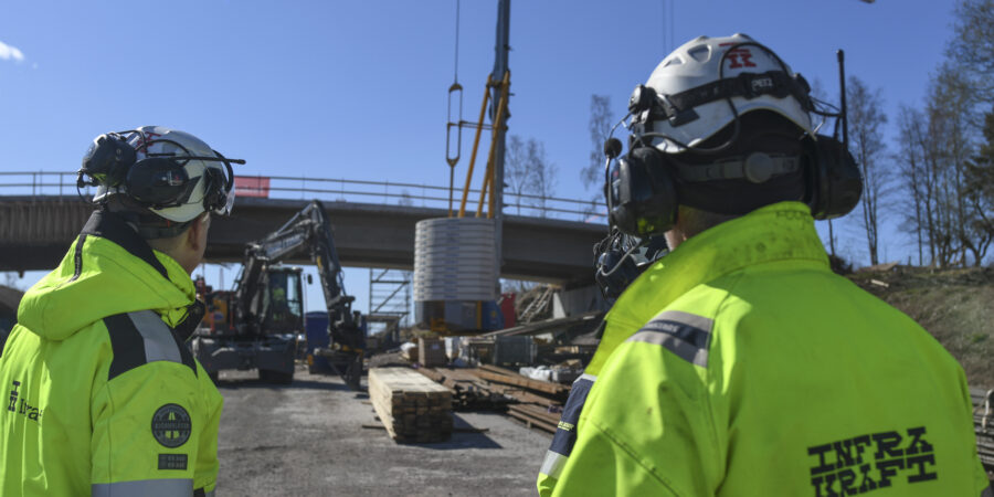 Arbetande män vid brobygge