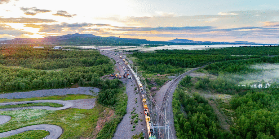 Flygfoto över ett spårområde där arbete pågår.